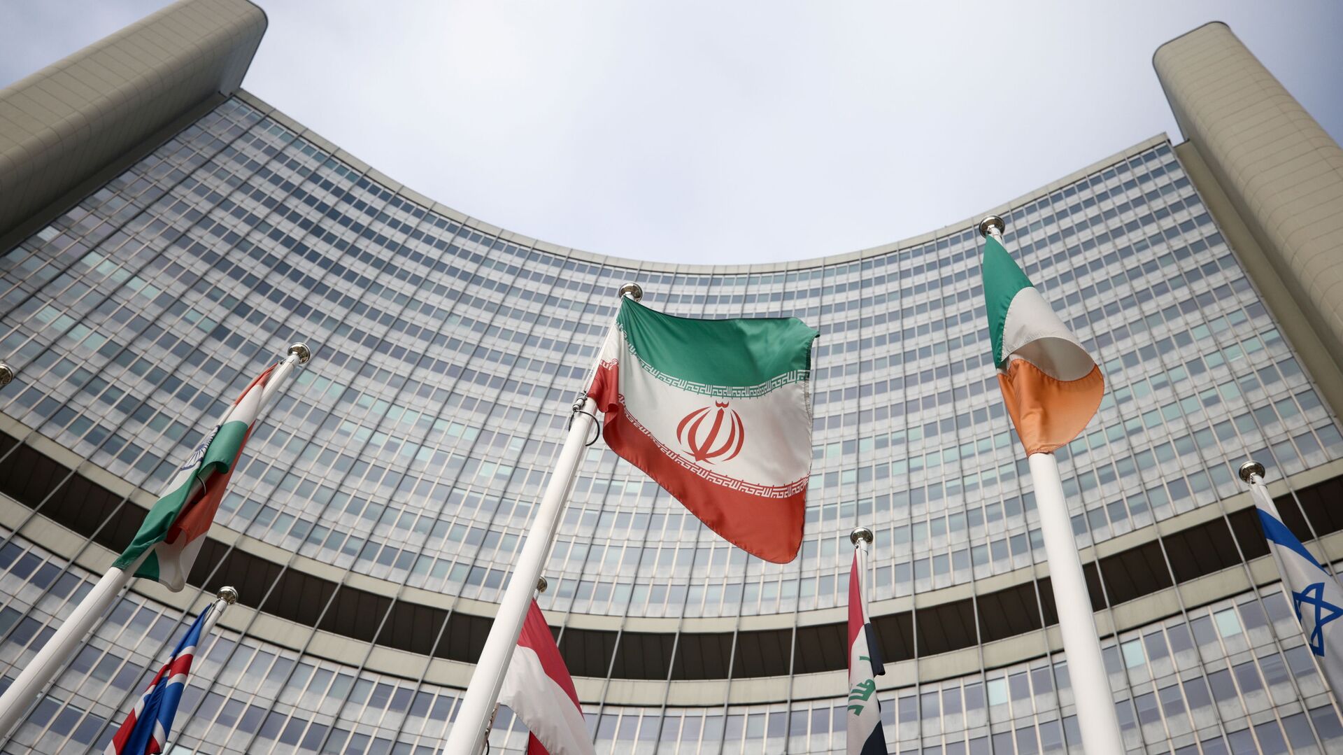 The Iranian flag waves in front of the International Atomic Energy Agency (IAEA) headquarters, amid the coronavirus disease (COVID-19) outbreak in Vienna, Austria, March 1, 2021. REUTERS/Lisi Niesner - Sputnik International, 1920, 23.09.2021