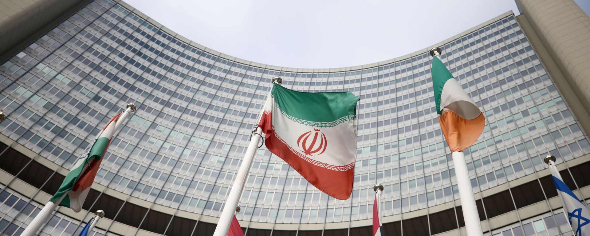 The Iranian flag waves in front of the International Atomic Energy Agency (IAEA) headquarters, amid the coronavirus disease (COVID-19) outbreak in Vienna, Austria, March 1, 2021. REUTERS/Lisi Niesner - Sputnik International, 1920, 03.03.2022
