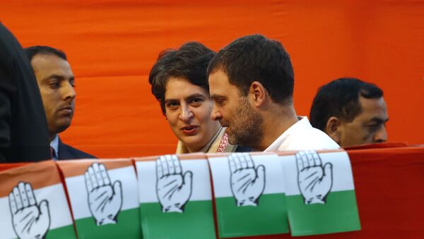 Congress party leader Rahul Gandhi, center, talks to his sister and party General Secretary Priyanka Vadra, as they arrive for an election campaign rally for the upcoming Delhi elections, in New Delhi, India, Tuesday, Feb. 4, 2020 - Sputnik International