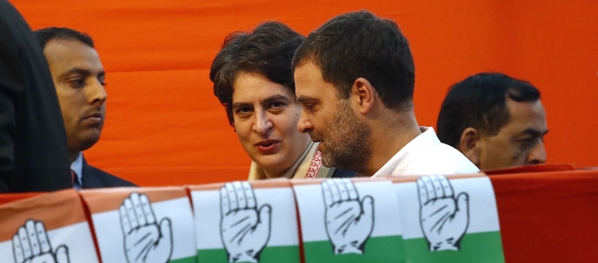 Congress party leader Rahul Gandhi, center, talks to his sister and party General Secretary Priyanka Vadra, as they arrive for an election campaign rally for the upcoming Delhi elections, in New Delhi, India, Tuesday, Feb. 4, 2020 - Sputnik International, 1920, 26.07.2021