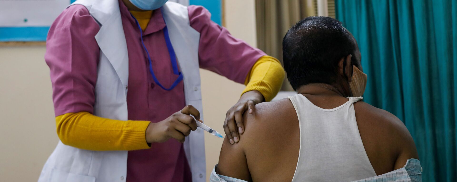  A man receives a Bharat Biotech's COVID-19 vaccine called COVAXIN, at a vaccination centre, in New Delhi, India, February 13, 2021 - Sputnik International, 1920