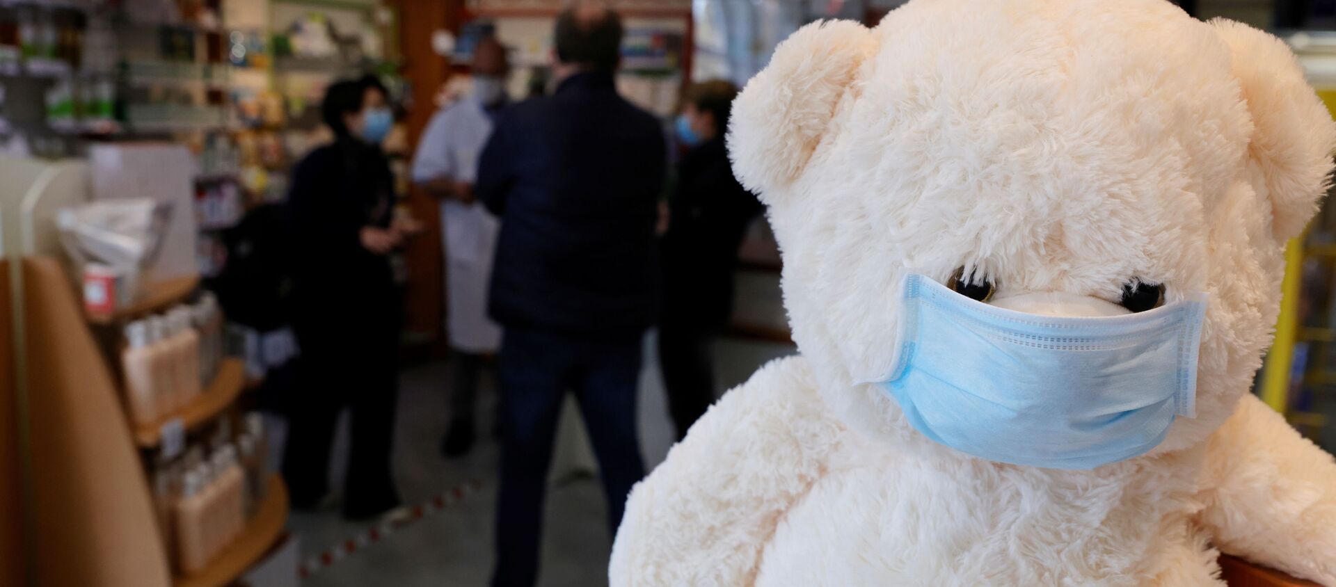 A teddy bear, wearing a protective face mask, is seen in a pharmacy in Gouzeaucourt amid the coronavirus disease (COVID-19) outbreak in France, February 25, 2021. - Sputnik International, 1920