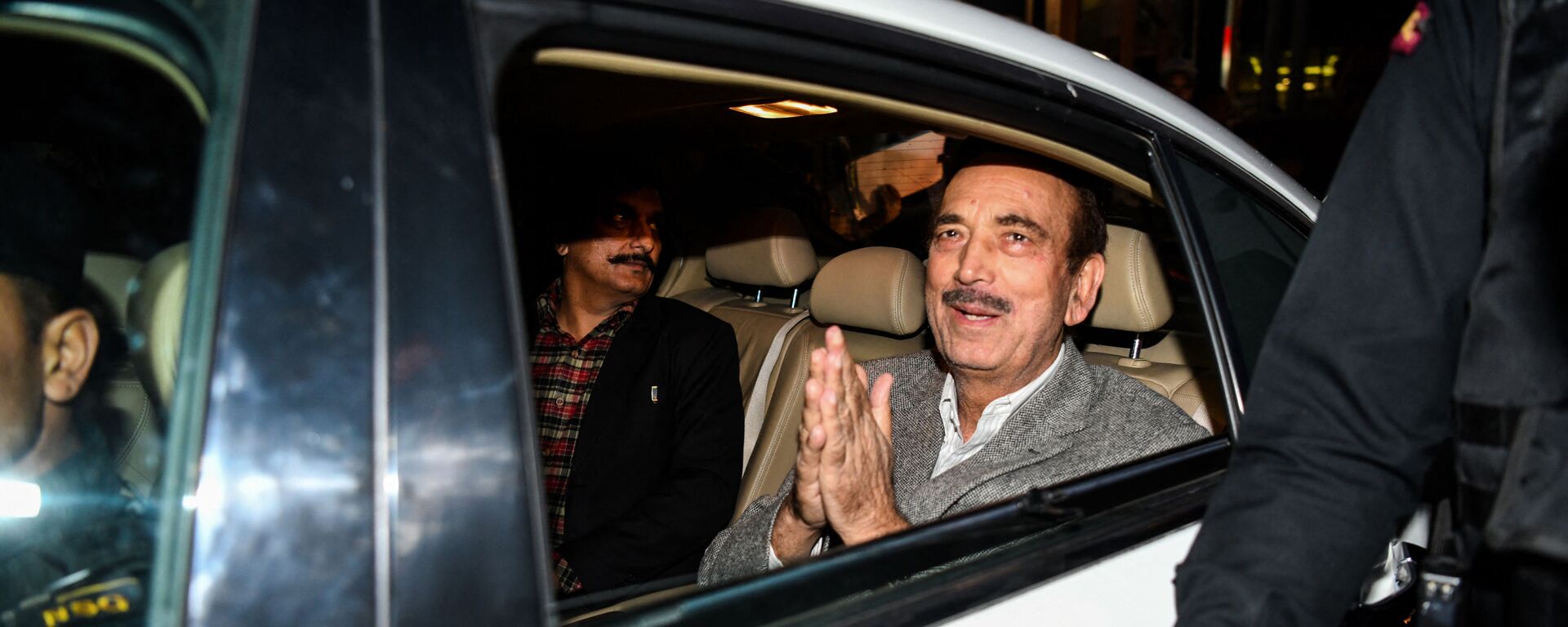 Indian politician of the Indian National Congress Ghulam Nabi Azad gestures as he leaves the Ministry of Foreign Affairs after an all party meeting called by Indian Minister of External Affairs Sushma Swaraj, in New Delhi on February 26, 2019 - Sputnik International, 1920, 30.08.2022