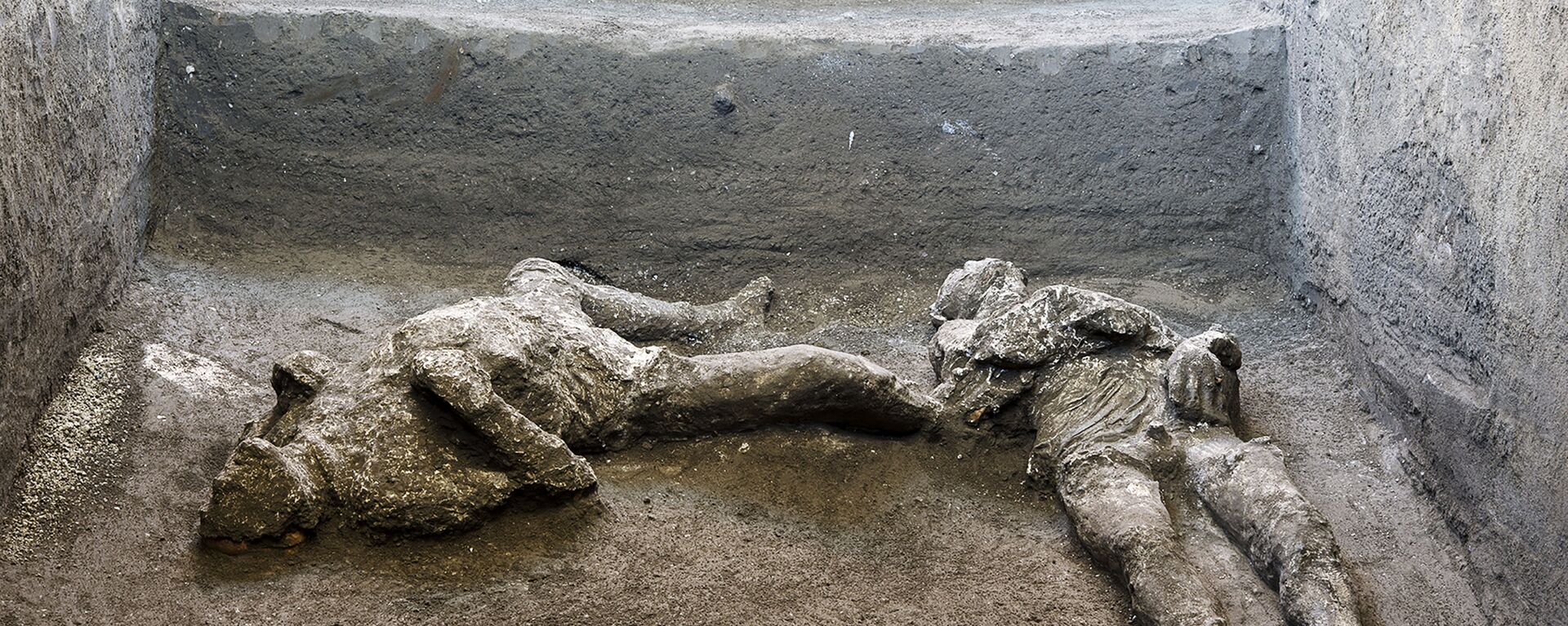 The casts of what are believed to have been a rich man and his male slave fleeing the volcanic eruption of Vesuvius nearly 2,000 years ago, are seen in what was an elegant villa on the outskirts of the ancient Roman city of Pompeii destroyed by the eruption in 79 A.D., where they were discovered during recents excavations, Pompeii archaeological park officials said Saturday, Nov. 21, 2020 - Sputnik International, 1920, 22.08.2023