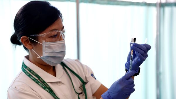 A medical worker fills a syringe with a dose of the Pfizer-BioNTech coronavirus disease (COVID-19) vaccine as Japan launches its inoculation campaign, at Tokyo Medical Centre in Tokyo, Japan 17 February 2021. - Sputnik International