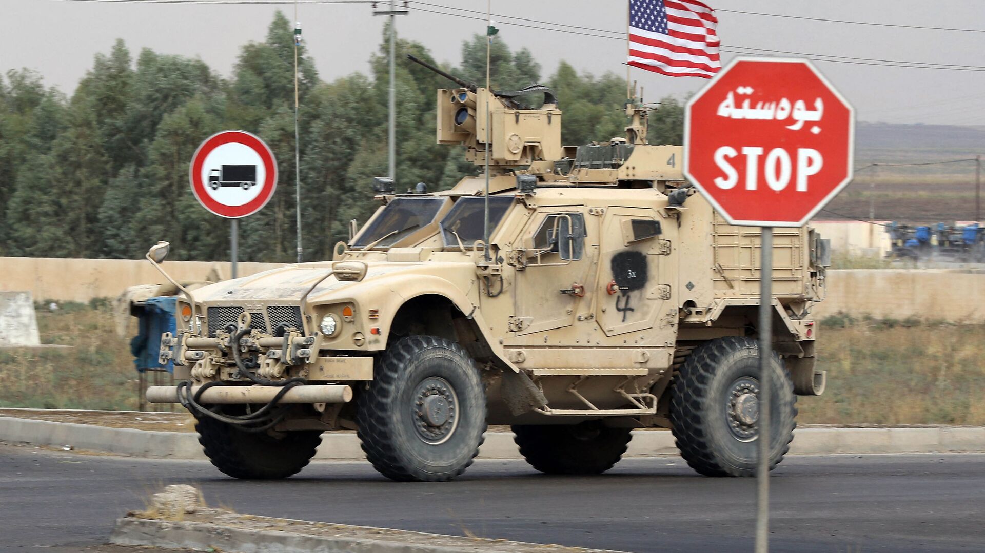 A US military vehicle, part of a convoy, arrives near the Iraqi Kurdish town of Bardarash in the Dohuk governorate after withdrawing from northern Syria on October 21, 2019 - Sputnik International, 1920, 13.05.2021