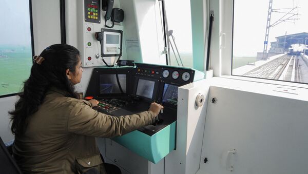In this photo taken on January 13, 2019, an Indian woman worker controls a monitor in a metro train on the new Noida Metro Railway Network ahead of its opening in Noida, near the Indian capital New Delhi - Sputnik International