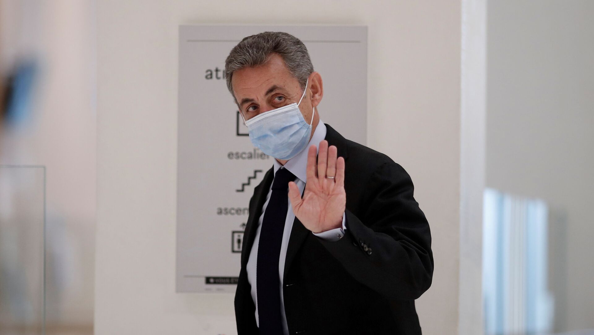 Former French President Nicolas Sarkozy waves during a break in his trial on charges of corruption and influence peddling, at Paris courthouse, France, November 30, 2020. - Sputnik International, 1920, 17.03.2021