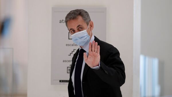 Former French President Nicolas Sarkozy waves during a break in his trial on charges of corruption and influence peddling, at Paris courthouse, France, November 30, 2020. - Sputnik International