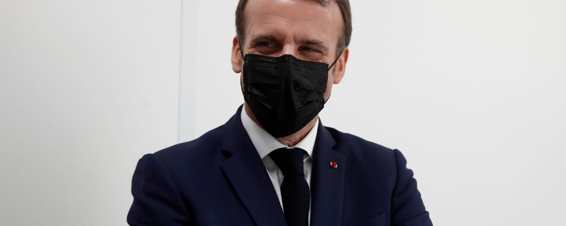 French President Emmanuel Macron, wearing a protective face mask, visits a coronavirus disease (COVID-19) vaccination center at the Caisse Primaire d'Assurance Maladie (France's local health insurance funds - CPAM) in Bobigny near Paris as part of the COVID-19 vaccination campaign in France, March 1, 2021. - Sputnik International, 1920, 11.01.2022