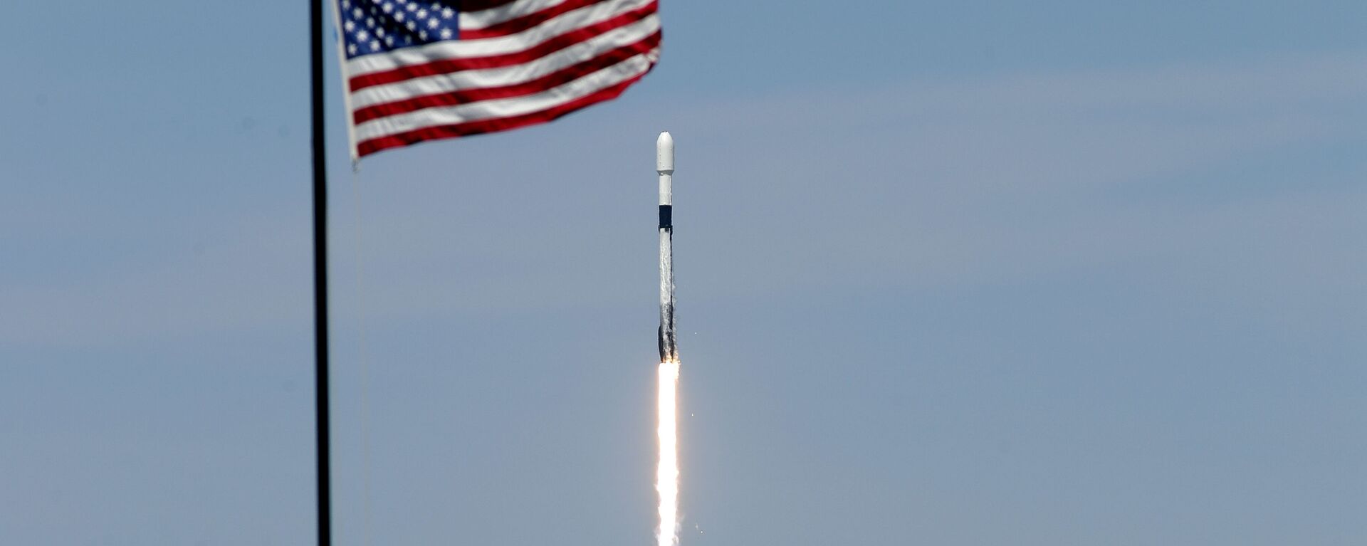 A Falcon 9 SpaceX rocket with the seventh batch of approximately 60 satellites for SpaceX's Starlink broadband network. lifts off from pad 39A at the Kennedy Space Center in Cape Canaveral, Fla., Wednesday, April 22, 2020. - Sputnik International, 1920, 30.11.2023