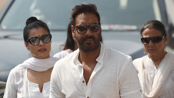 Indian Bollywood actor Ajay Devgan (C) and his wife Kajol (L) (File) - Sputnik International