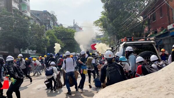 Protesters set off smoke grenades to block the view from snipers in Sanchaung, Yangon, Myanmar March 3, 2021 - Sputnik International