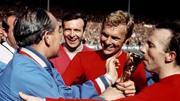Bobby Moore shares the trophy with manager Alf Ramsey after England win the World Cup in 1966 - Sputnik International