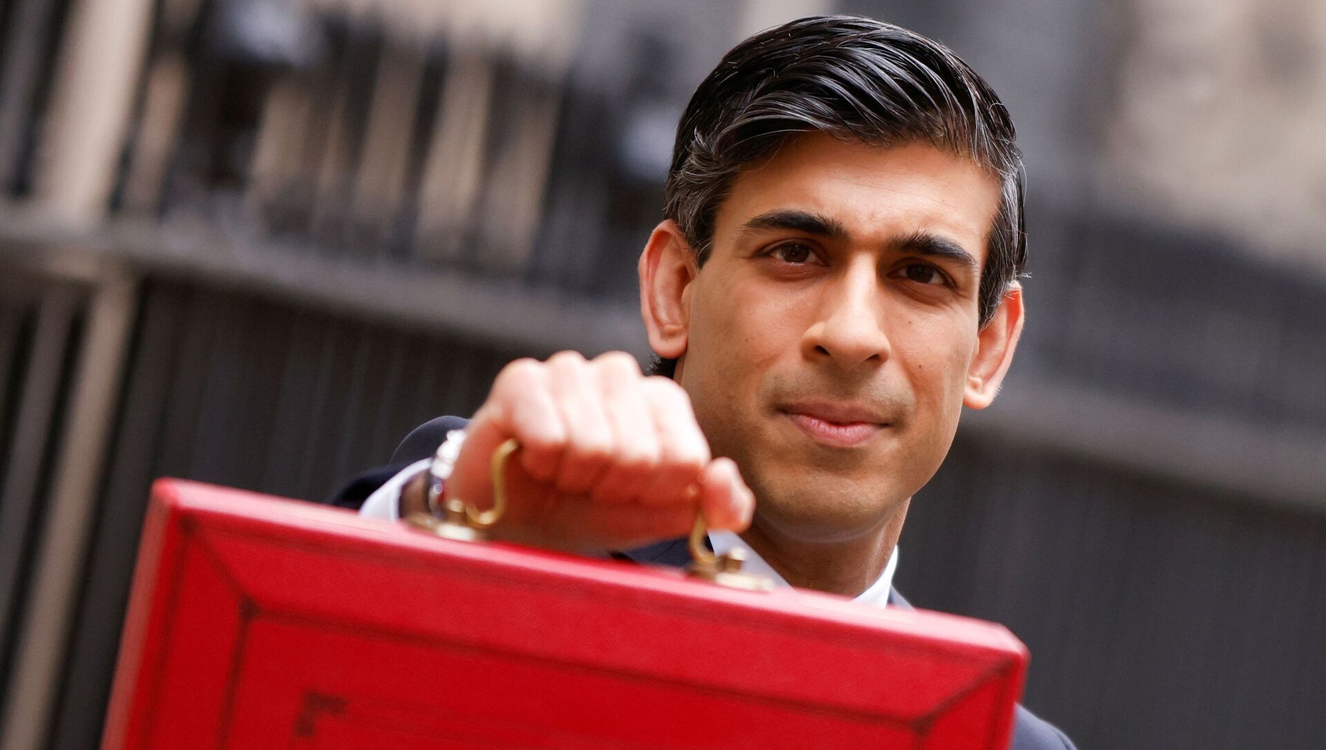 Britain's Chancellor of the Exchequer Rishi Sunak holds the budget box outside Downing Street in London, Britain, March 3, 2021.  - Sputnik International, 1920, 03.03.2021