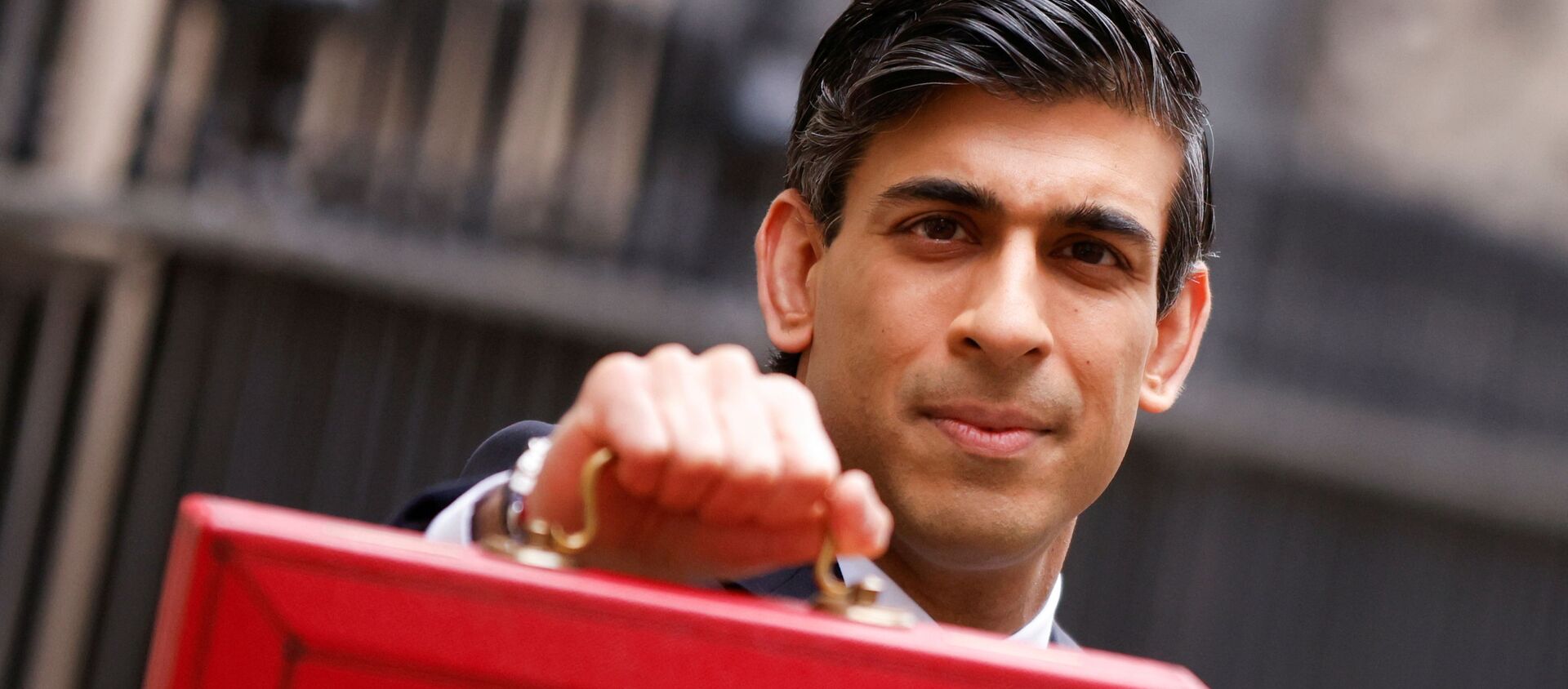 Britain's Chancellor of the Exchequer Rishi Sunak holds the budget box outside Downing Street in London, Britain, March 3, 2021.  - Sputnik International, 1920, 04.03.2021