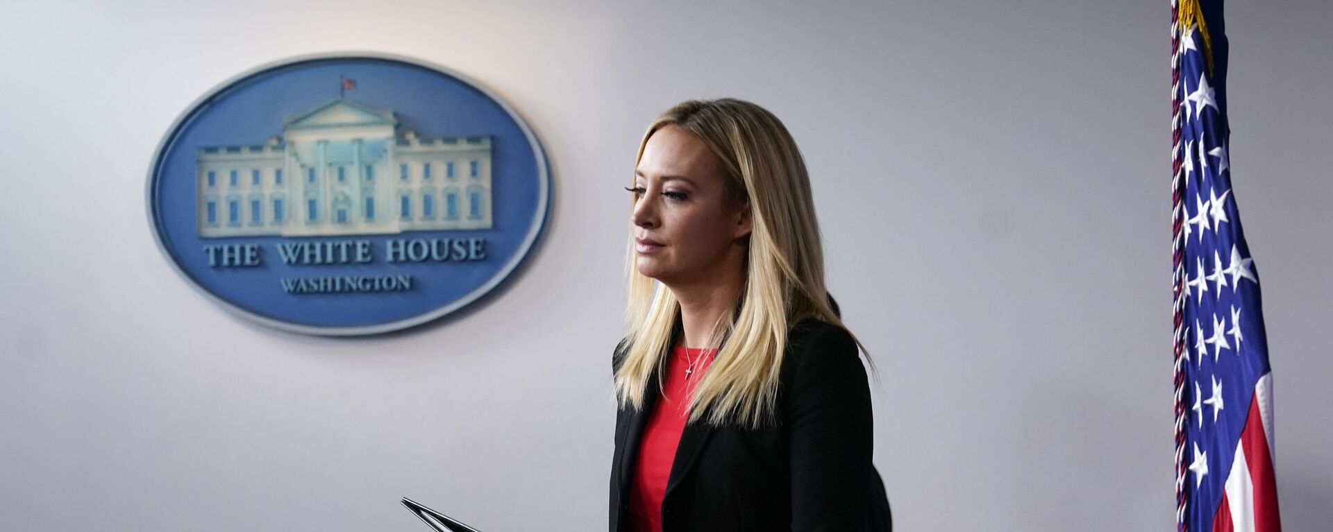 White House press secretary Kayleigh McEnany arrives to deliver a statement at the White House, Thursday, Jan. 7, 2021, in Washington - Sputnik International, 1920, 09.11.2021