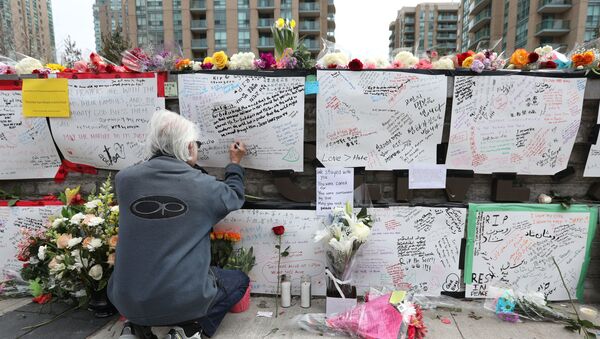  In this file photo Jack Young leaves a note on April 24, 2018, at a makeshift memorial for victims in the van attack in Toronto, Ontario.  - Sputnik International