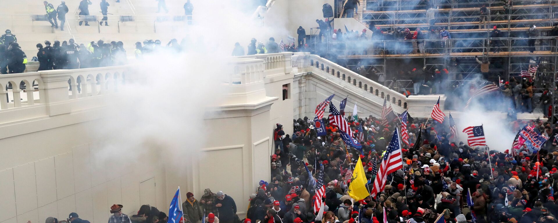 A mob of supporters of former U.S. President Donald Trump fight with members of law enforcement at a door they broke open as they storm the U.S. Capitol Building in Washington, U.S., January 6, 2021 - Sputnik International, 1920, 17.12.2021