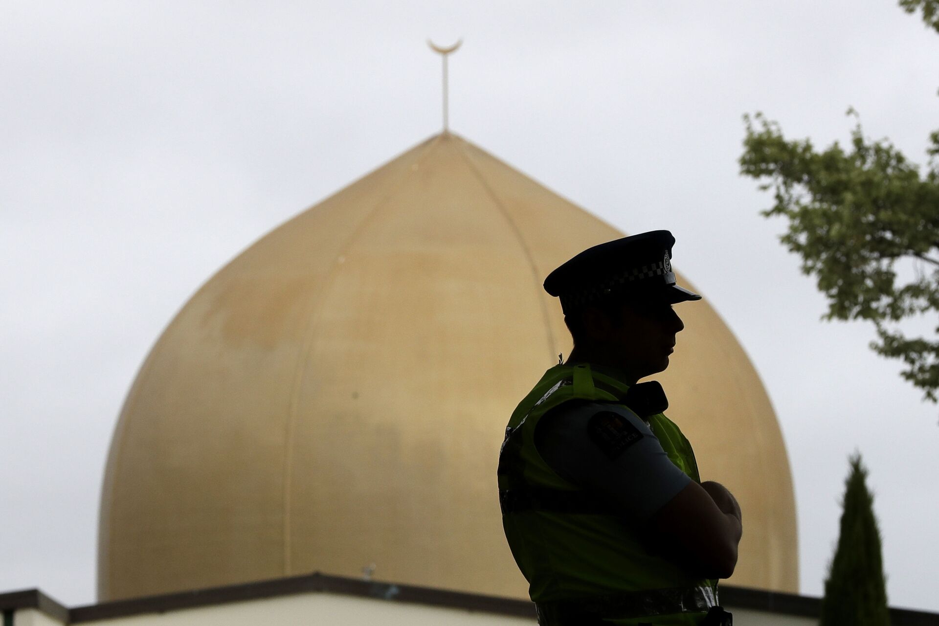 A police officer stands in a park near the Al Noor mosque in Christchurch, New Zealand, Sunday, March 15, 2020 - Sputnik International, 1920, 08.11.2021