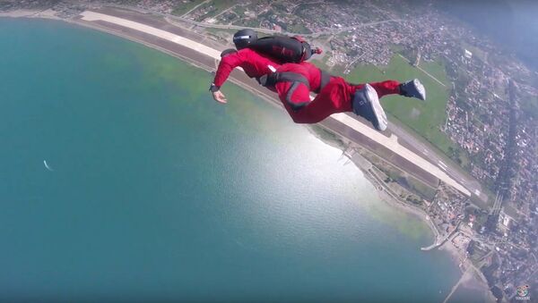 RU Skydiving Instructor Rescues Student Unable to Pull Parachute || ViralHog - Sputnik International