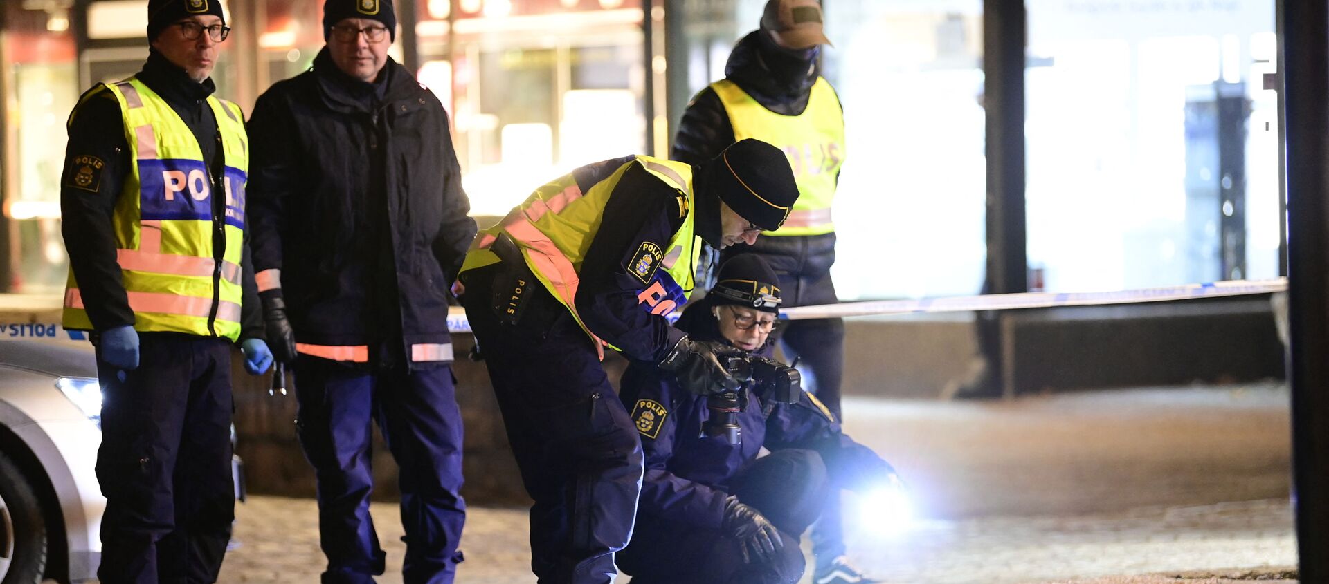 Police investigators work at the scene where a man attacked eight people with a sharp weapon, seriously injuring two, in the Swedish city of Vetlanda on 3 March 2021.  - Sputnik International, 1920, 05.03.2021