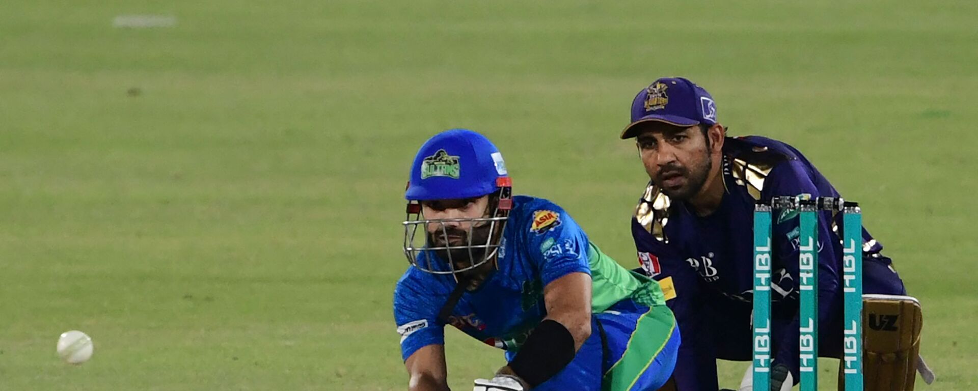 Multan Sultans' Mohammad Rizwan (L) plays a shot during the Pakistan Super League (PSL) T20 cricket match between Quetta Gladiators and Multan Sultans at the National Stadium in Karachi on March 3, 2021 - Sputnik International, 1920, 04.03.2021