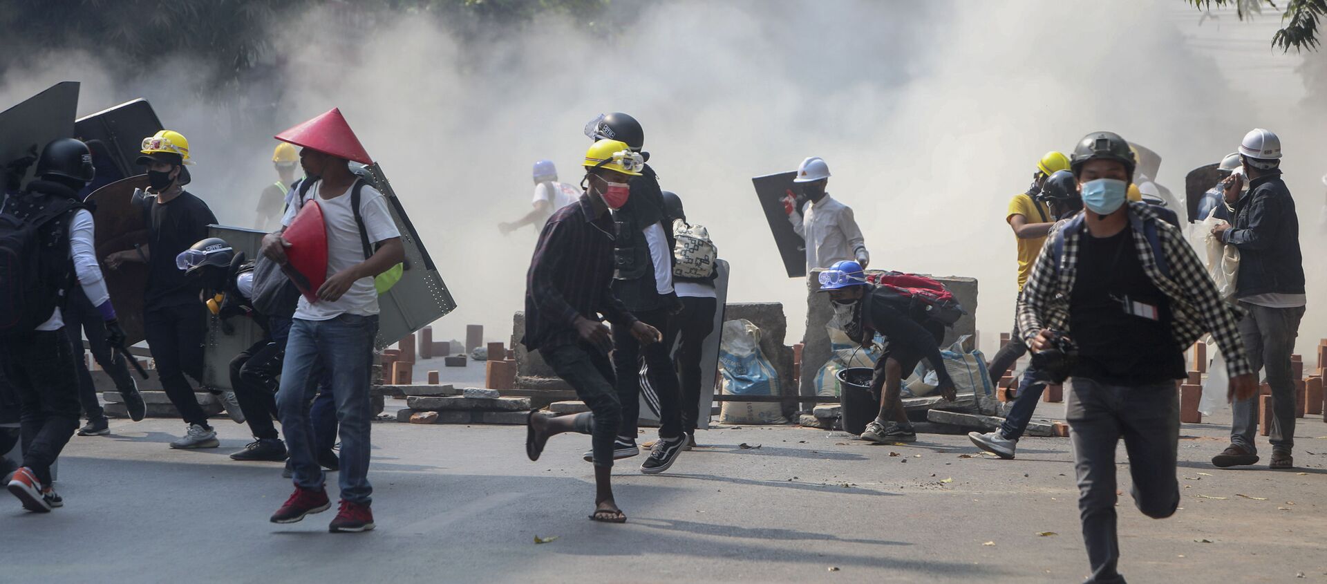 Anti-coup protesters run from teargas and charging riot police and soldiers in Mandalay, Myanmar, Wednesday, March 3, 2021 - Sputnik International, 1920, 21.05.2021