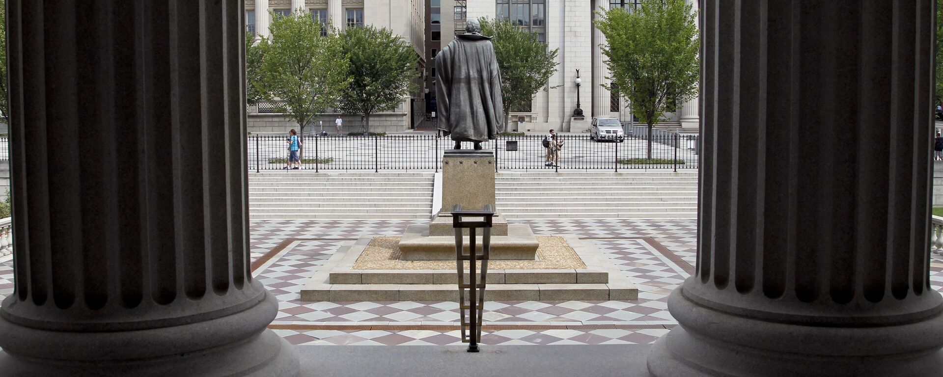 In this Aug. 17, 2010 file photo, a statue of the Albert Gallatin, the 4th Secretary of the Treasury, stands on the north patio of the US Treasury Building in Washington - Sputnik International, 1920, 04.03.2021