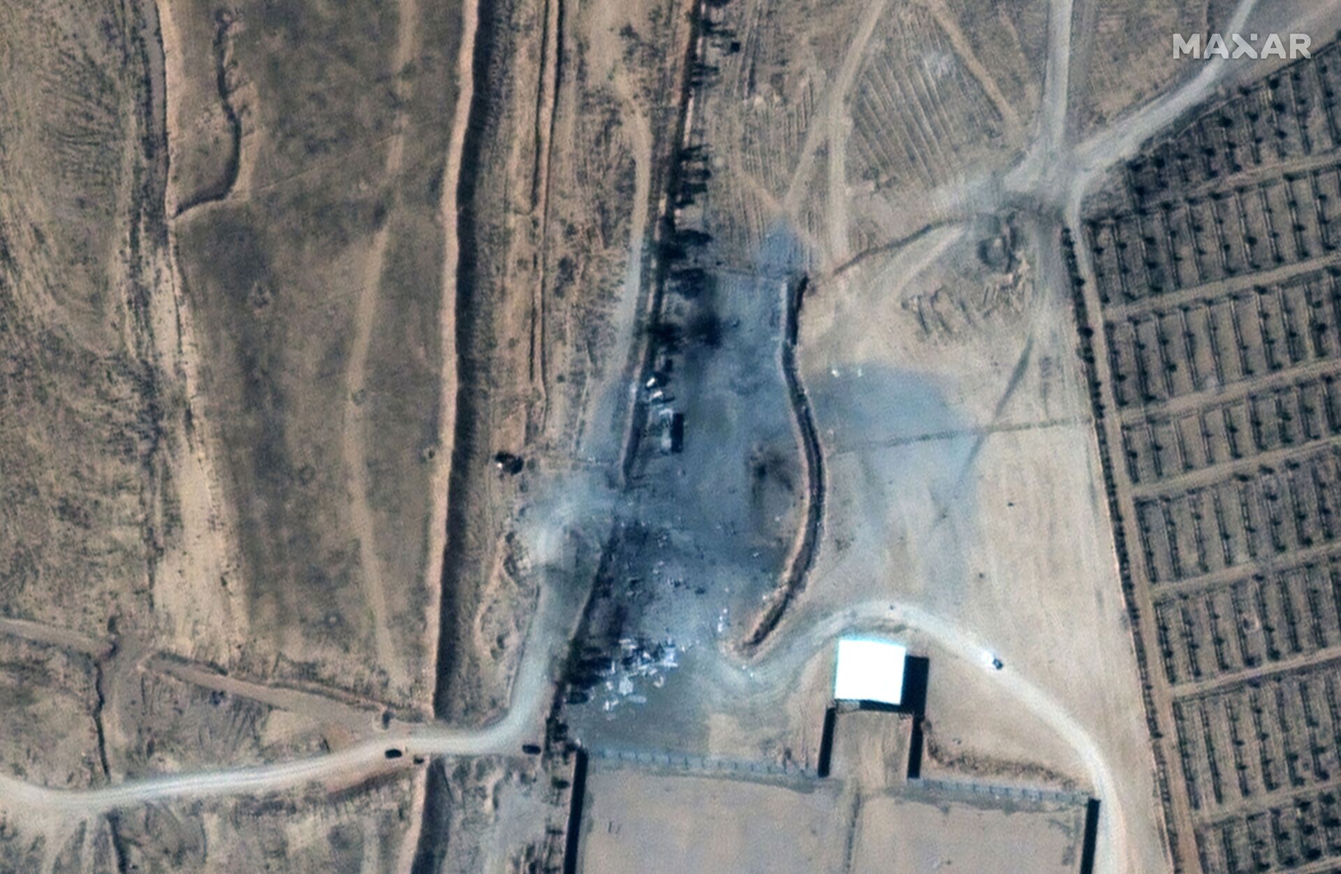 A close up view of destroyed buildings at an Iraq-Syria border crossing after airstrikes, seen in this February 26, 2021 handout satellite image provided by Maxar. - Sputnik International, 1920, 07.09.2021