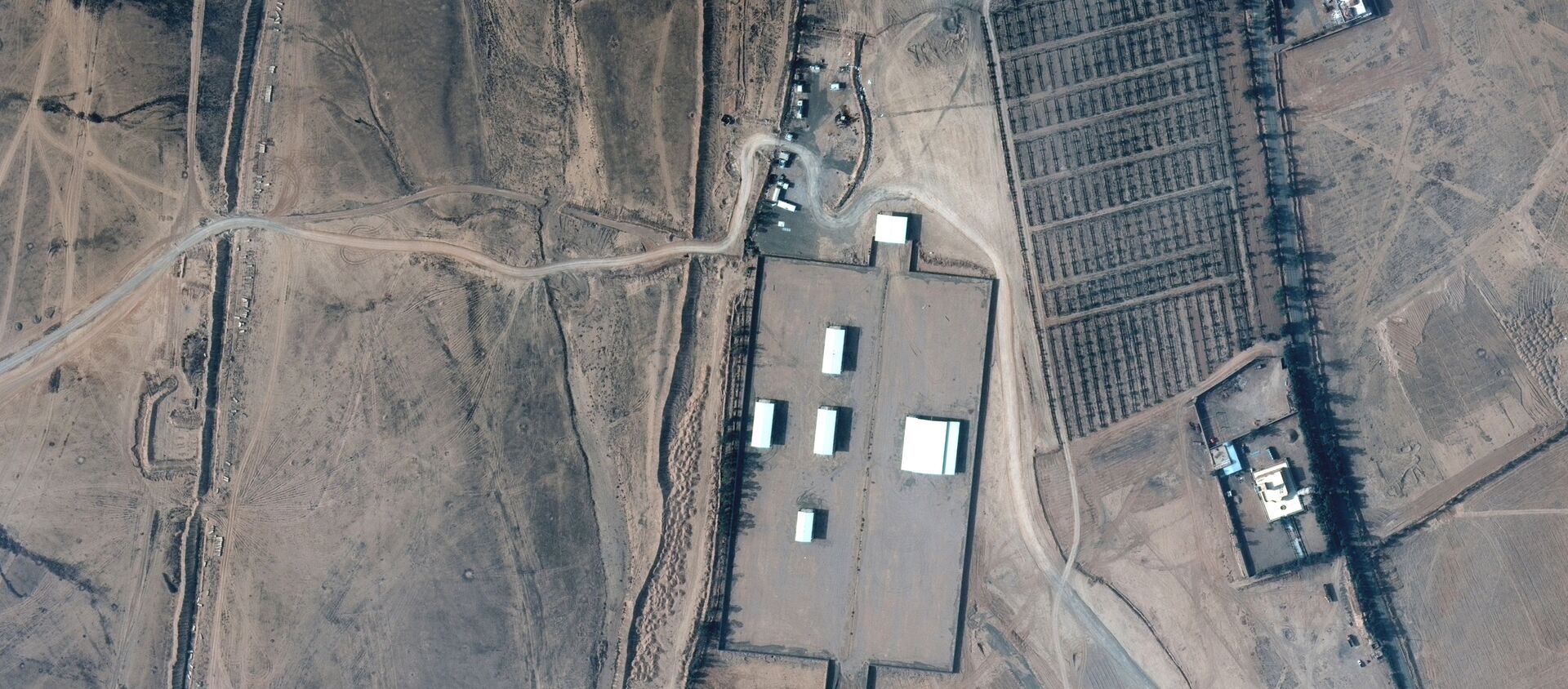 A closer view of an Iraq-Syria border crossing and buildings before airstrikes, seen in this February 3, 2021 handout satellite image provided by Maxar. - Sputnik International, 1920, 06.03.2021