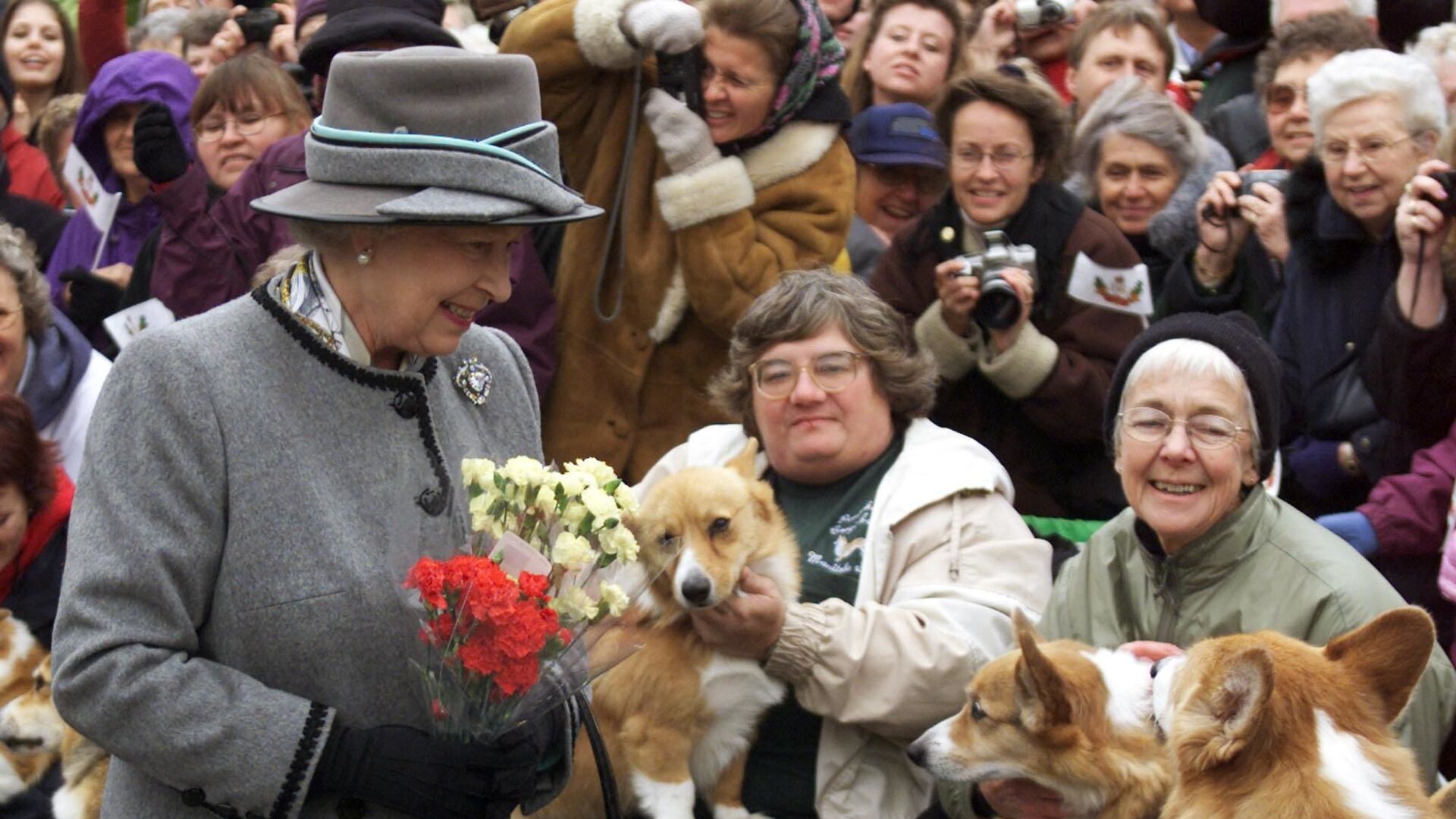 Queen Elizabeth II talks with members of the Manitoba Corgi Association during a visit to Winnipeg 08 October 2002. The queen, making her 20th trip to Canada, is the last stop on the year-long jubilee tour celebrating her 50-year reign.  - Sputnik International, 1920, 05.03.2021