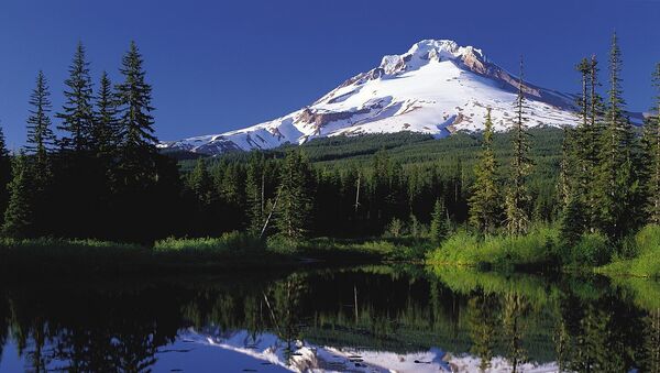 Mount Hood reflected in Mirror Lake, Oregon - Sputnik International