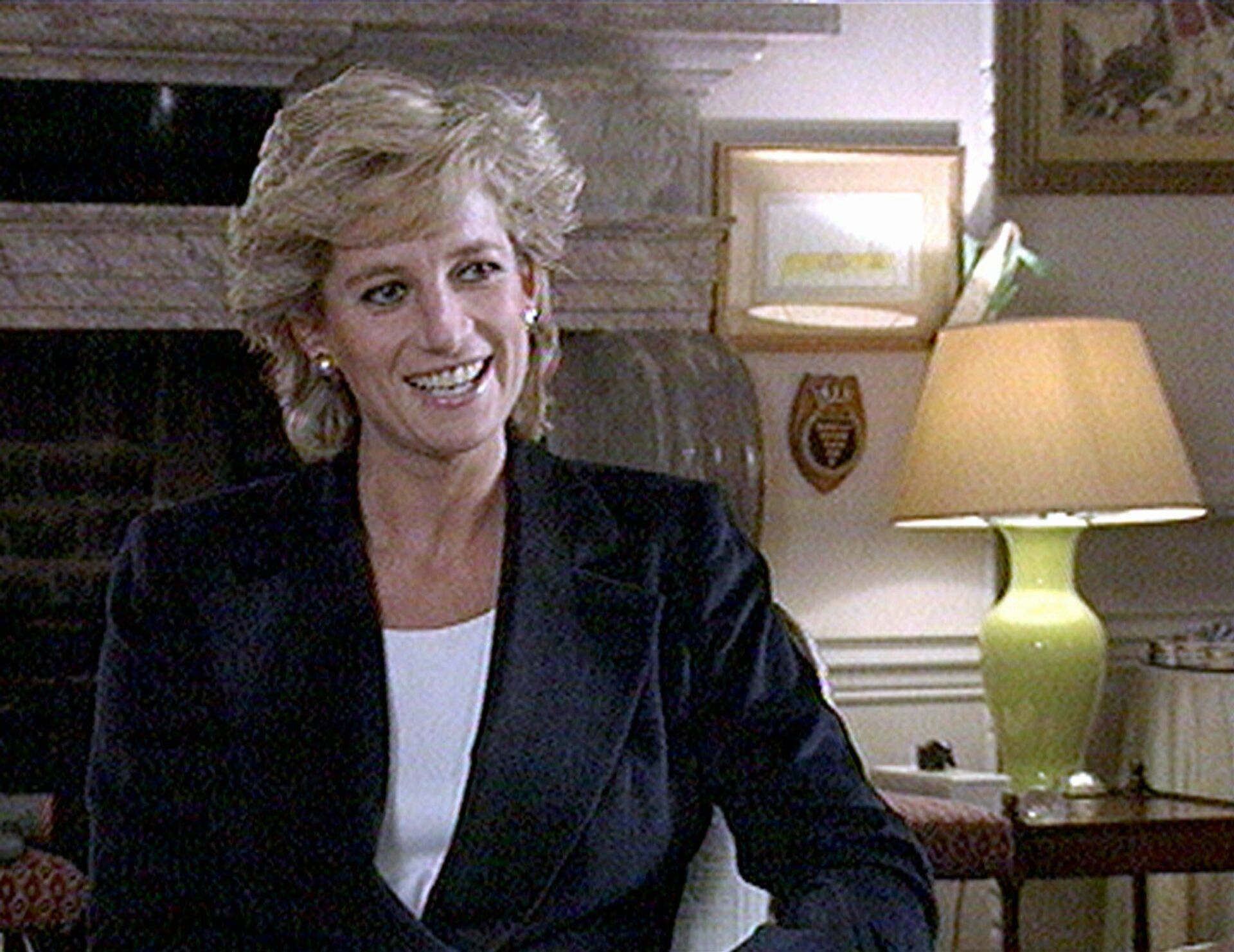 Princess Diana, laughs in this televison image, during an interview aired on the BBC Panorama program  Monday Nov. 20, 1995, as she claimed the whole of Britain was in labor with her during the birth of her sons - Sputnik International, 1920, 05.12.2021