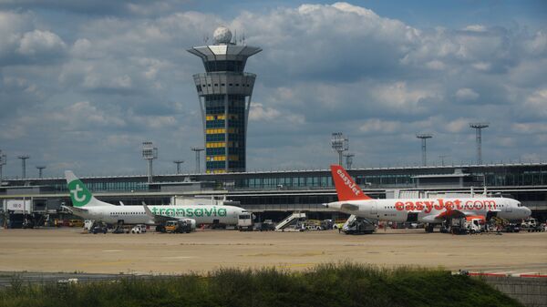 Transavia Boeing 737 (left) and  easyJet Airbus A320-214 at Orly Airport in Paris, France. File photo. - Sputnik International