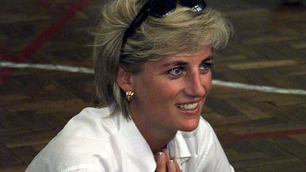 Diana, Princess of Wales, sits and chats to members of a Zenica volleyball team who have suffered injuries from mines, during her visit Saturday, August 9, 1997. - Sputnik International