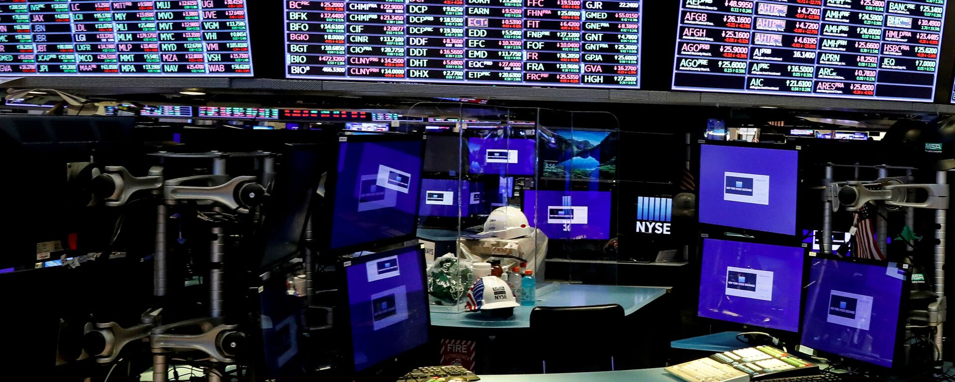 Dividers are seen inside a trading post on the trading floor as preparations are made for the return to trading at the New York Stock Exchange (NYSE) in New York, U.S., May 22, 2020. - Sputnik International, 1920, 28.09.2021