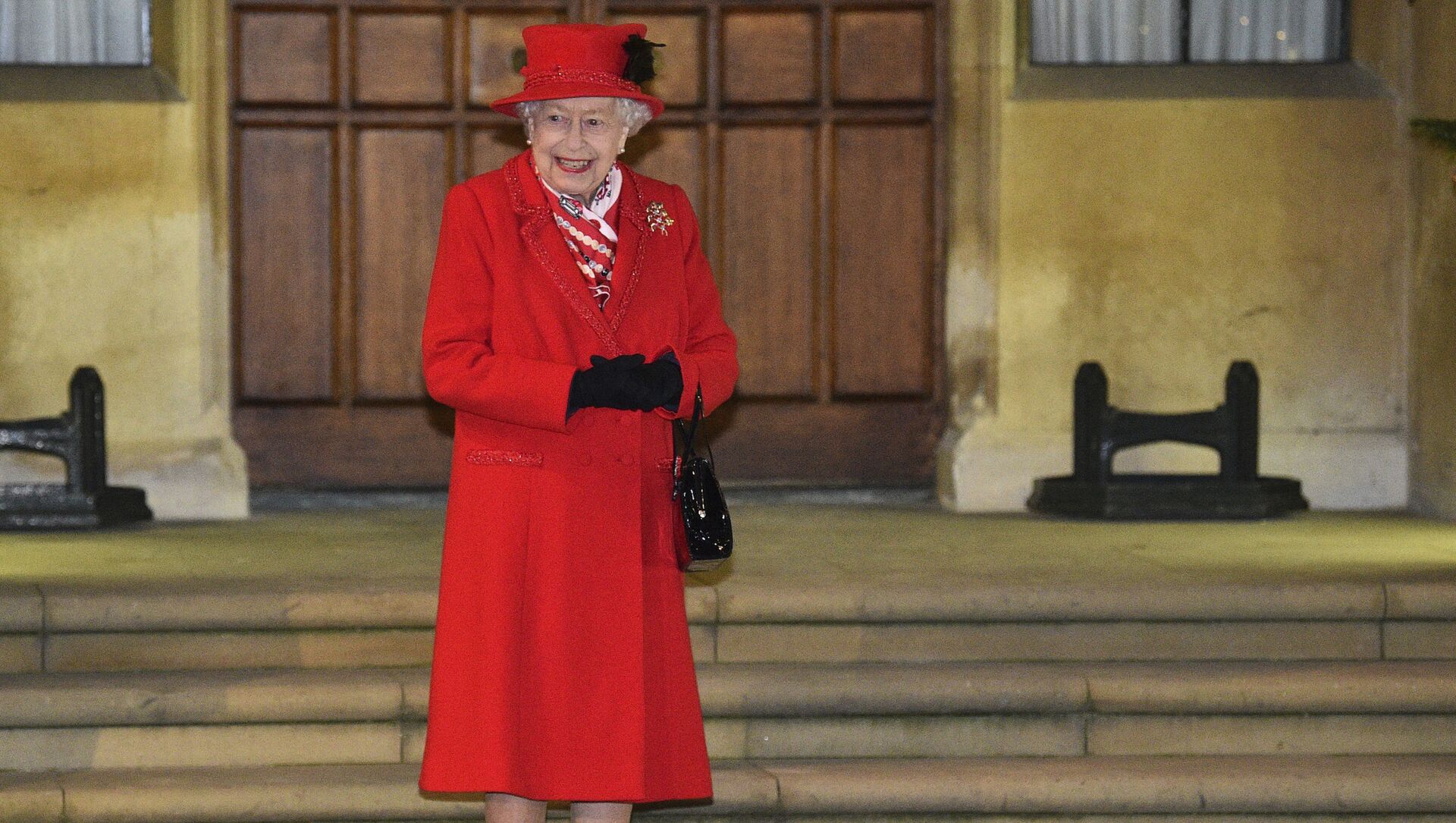Britain's Queen Elizabeth II, along with other members of the royal family, stands in the quadrangle at Windsor Castle, Windsor, England, Tuesday Dec. 8, 2020, to meet and thank members of the Salvation Army and local volunteers and key workers from organisations and charities in Berkshire. - Sputnik International, 1920, 06.03.2021