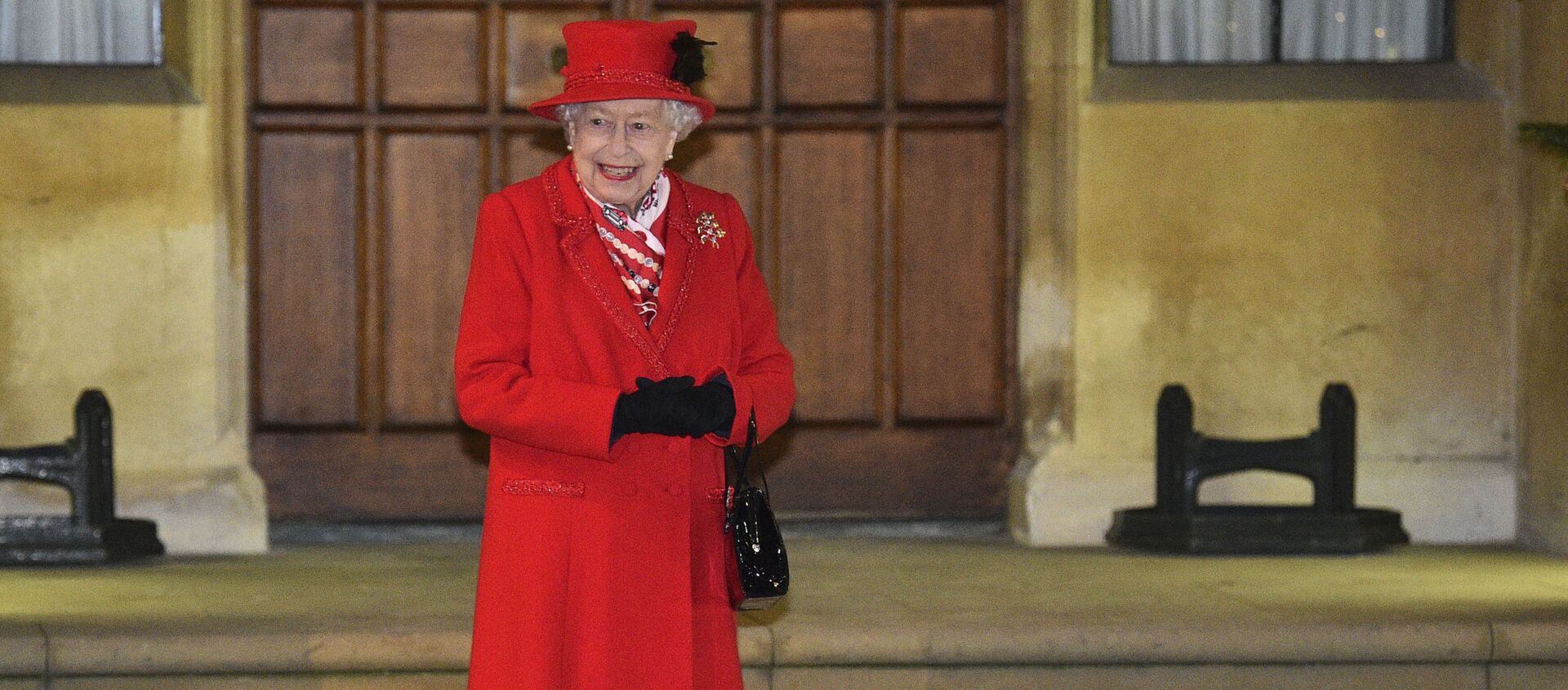 Britain's Queen Elizabeth II, along with other members of the royal family, stands in the quadrangle at Windsor Castle, Windsor, England, Tuesday Dec. 8, 2020, to meet and thank members of the Salvation Army and local volunteers and key workers from organisations and charities in Berkshire. - Sputnik International, 1920, 06.03.2021