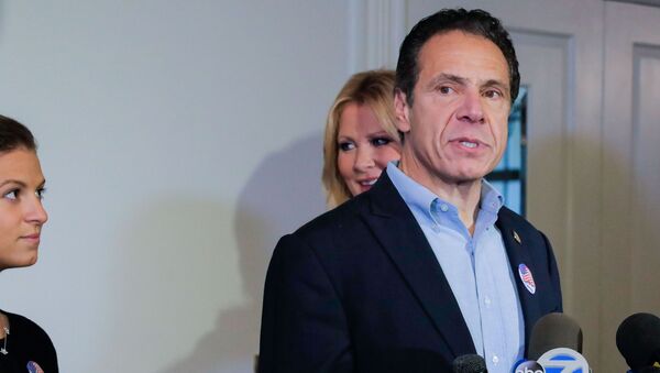 Democratic New York Governor Andrew Cuomo speaks at a news conference after voting in the midterm elections, standing with his daughter, Cara Kennedy Cuomo and girlfriend Sandra Lee, at Mt. Kisco, New York, 6 November 2018.  - Sputnik International