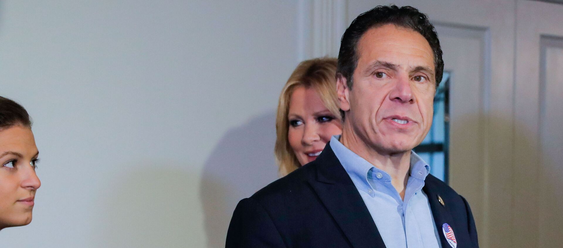Democratic New York Governor Andrew Cuomo speaks at a news conference after voting in the midterm elections, standing with his daughter, Cara Kennedy Cuomo and girlfriend Sandra Lee, at Mt. Kisco, New York, 6 November 2018.  - Sputnik International, 1920, 29.03.2021