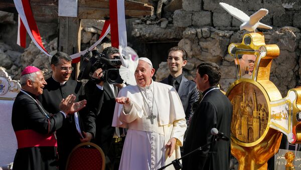 Pope Francis releases a white dove during a prayer for war victims at 'Hosh al-Bieaa', Church Square, in Mosul's Old City, Iraq, March 7, 2021.  - Sputnik International