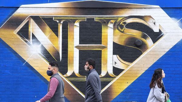 People walk past a mural praising the NHS (National Health Service) amidst the continuation of the coronavirus disease (COVID-19) pandemic, London, Britain, March 5, 2021.  - Sputnik International