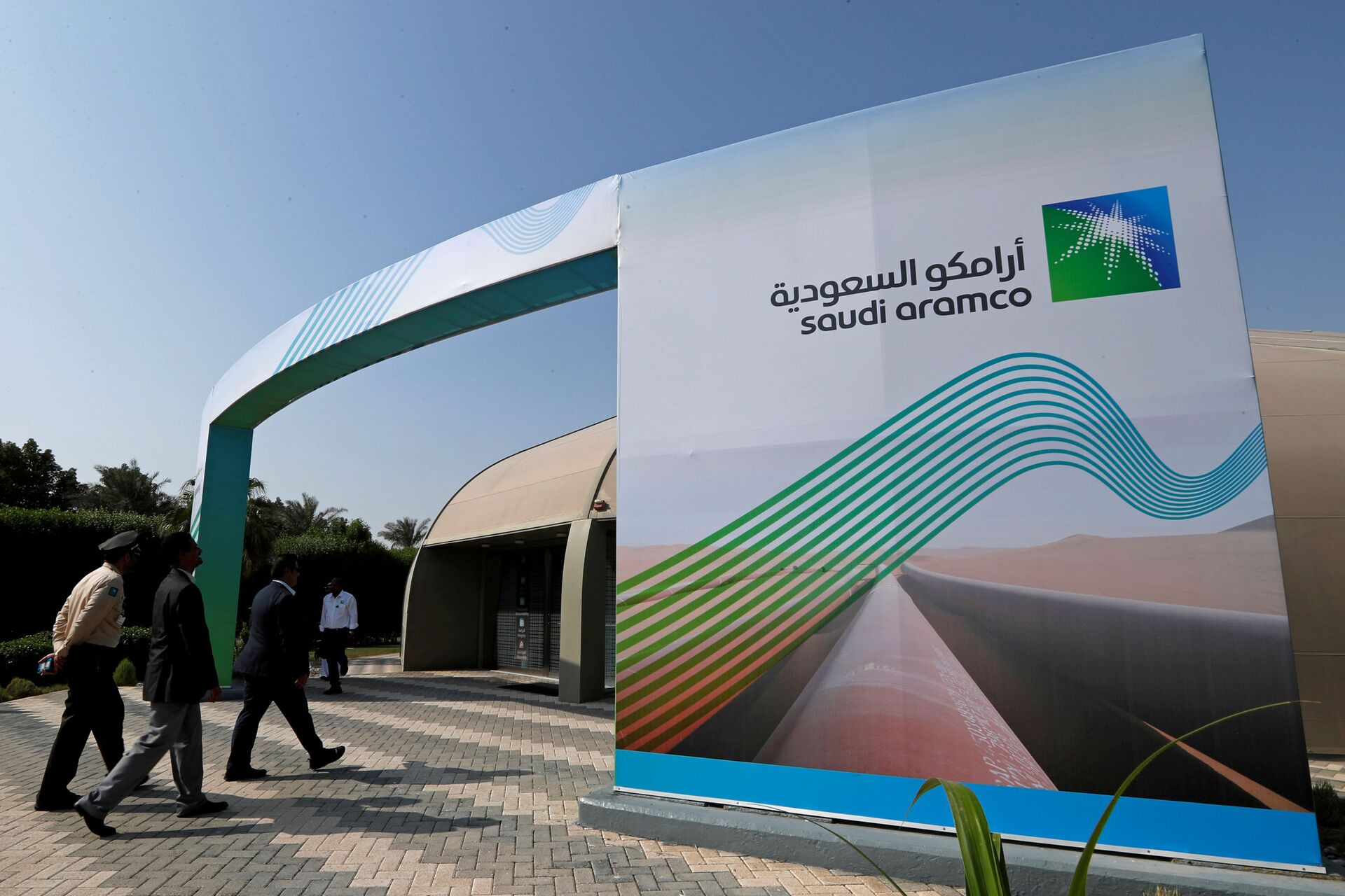 The logo of Aramco is seen as security personnel walk before the start of a press conference by Aramco at the Plaza Conference Center in Dhahran, Saudi Arabia November 3, 2019. - Sputnik International, 1920, 16.03.2022