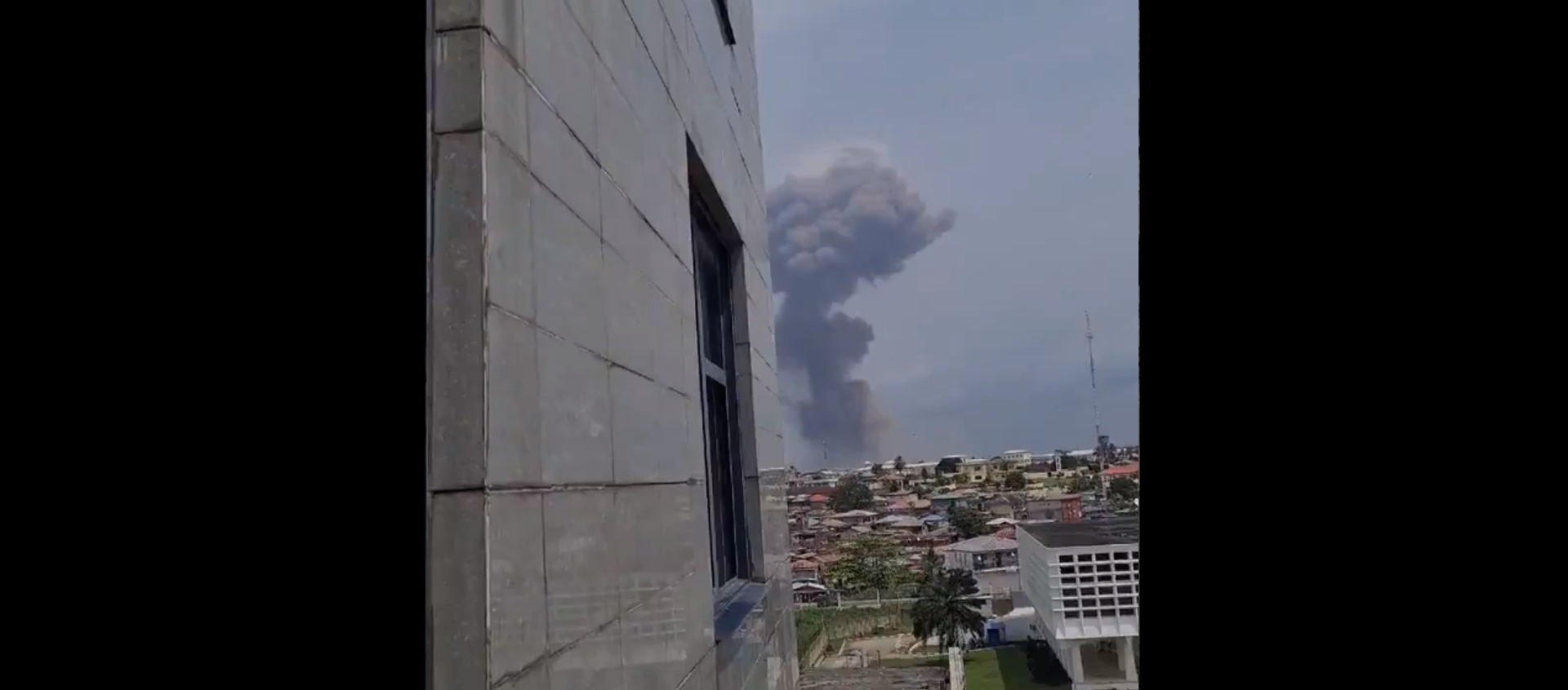 A screenshot from the video allegedly showing the smoke coming from the site of the explosion in Ecuatorial Guinea's city of Bata, posted on Twitter on March 7, 2021 - Sputnik International, 1920, 07.03.2021