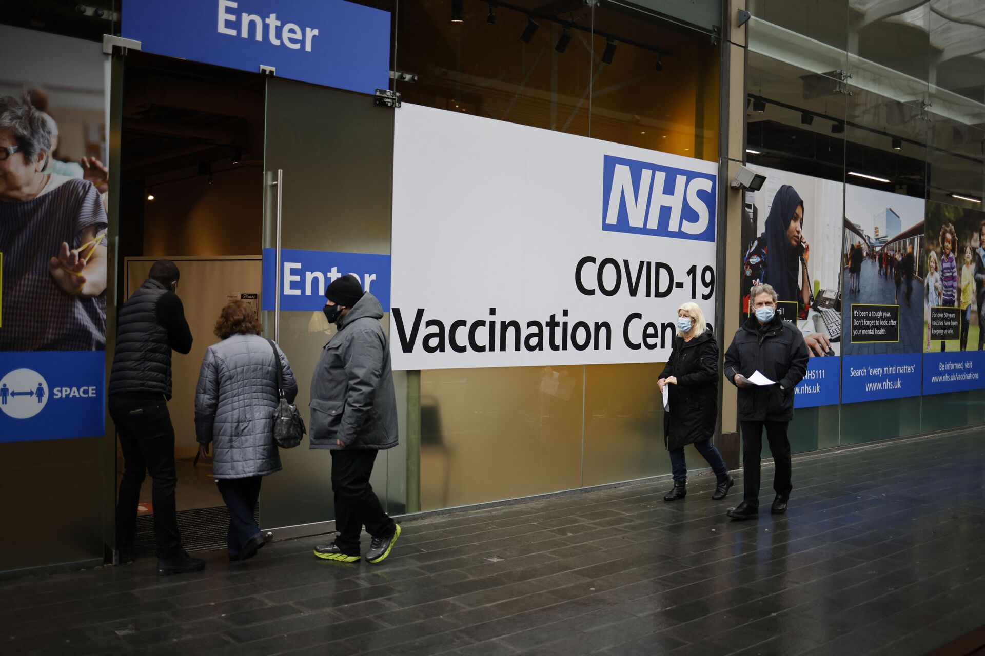 People queue to enter an NHS Covid-19 vaccination centre in Westfield Stratford City shopping centre in east London on February 15, 2021 as Britain's largest ever vaccination programme continues. - Prime Minister Boris Johnson called Britain hitting a target of inoculating 15 million of the most vulnerable people with a first coronavirus jab a significant milestone, as the country prepared for the next phase of its vaccination programme. (Photo by Tolga Akmen / AFP) - Sputnik International, 1920, 08.10.2021