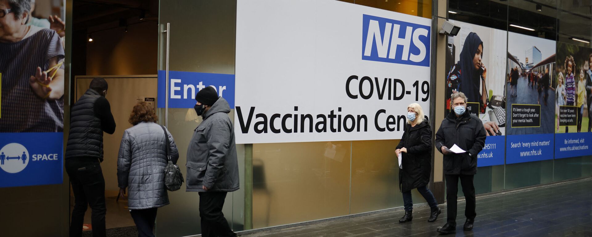 People queue to enter an NHS Covid-19 vaccination centre in Westfield Stratford City shopping centre in east London on February 15, 2021 as Britain's largest ever vaccination programme continues. - Prime Minister Boris Johnson called Britain hitting a target of inoculating 15 million of the most vulnerable people with a first coronavirus jab a significant milestone, as the country prepared for the next phase of its vaccination programme. (Photo by Tolga Akmen / AFP) - Sputnik International, 1920, 31.07.2021