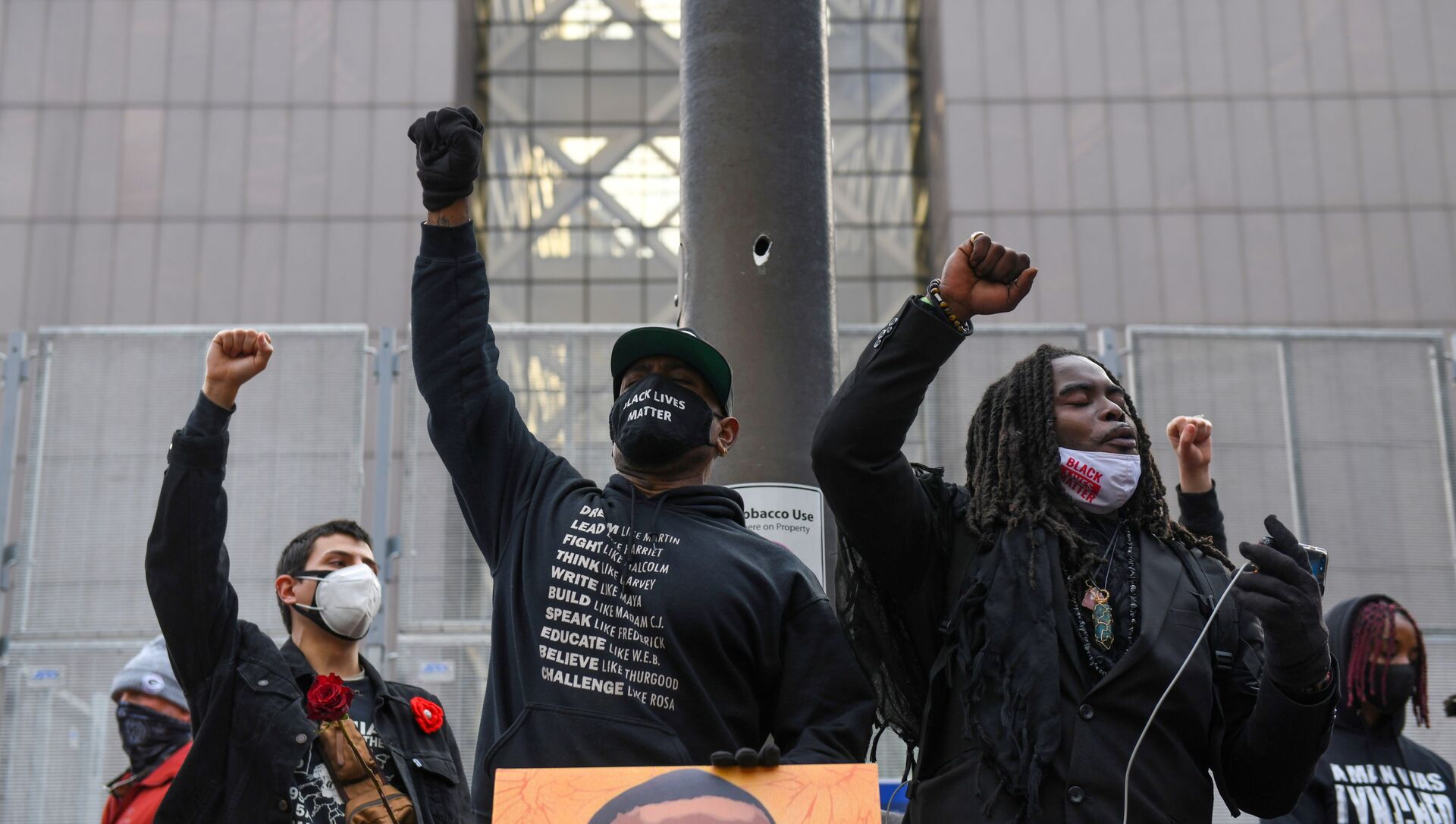 Protesters raise their fists and chant after the I Can't Breathe  Silent March for Justice a day before jury selection is scheduled to begin for the trial of Derek Chauvin, the former Minneapolis policeman accused of killing George Floyd, in Minneapolis, Minnesota, U.S. 7 March 2021 - Sputnik International, 1920, 19.04.2021