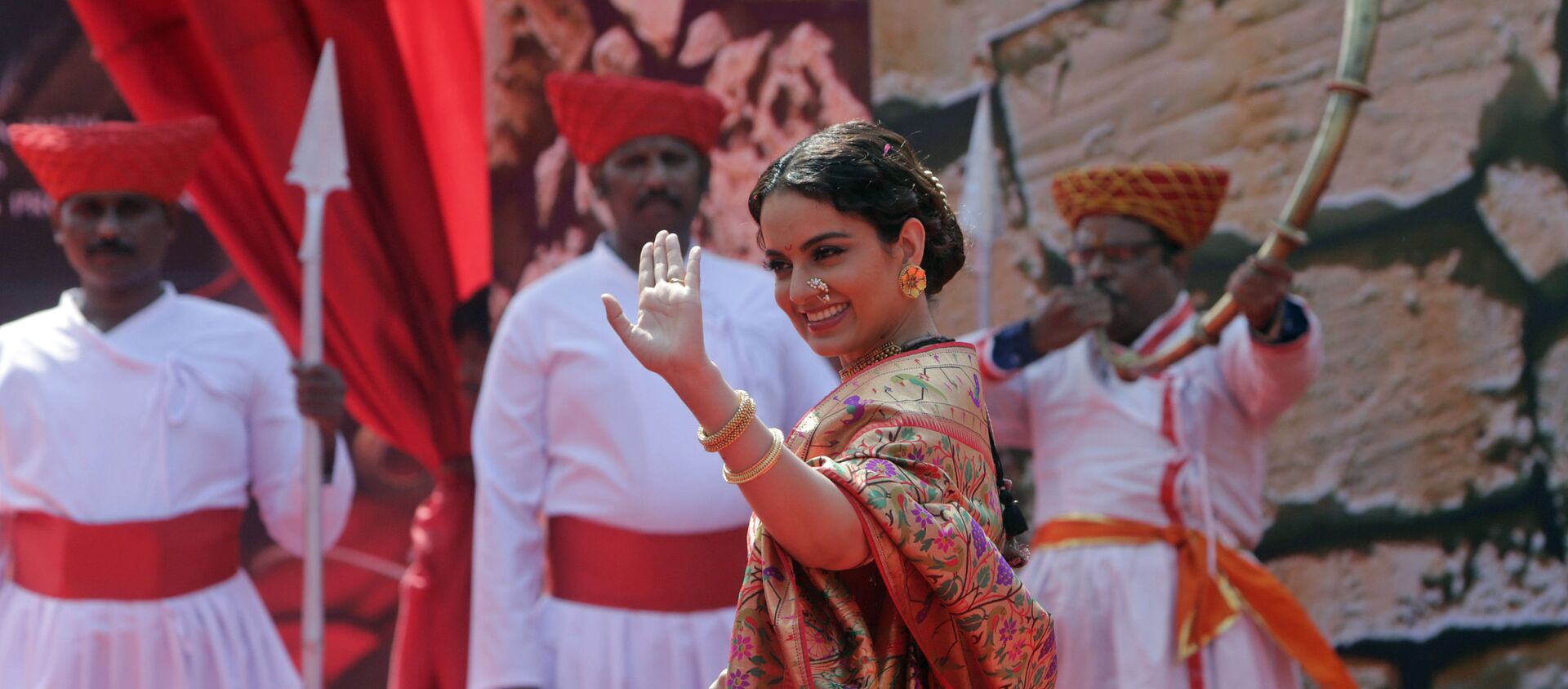 Bollywood actress Kangana Ranaut waves to the gathering during the trailer launch of her movie Manikarnika- The Queen of Jhansi in Mumbai, India, Tuesday, Dec.18, 2018.  - Sputnik International, 1920, 04.05.2021