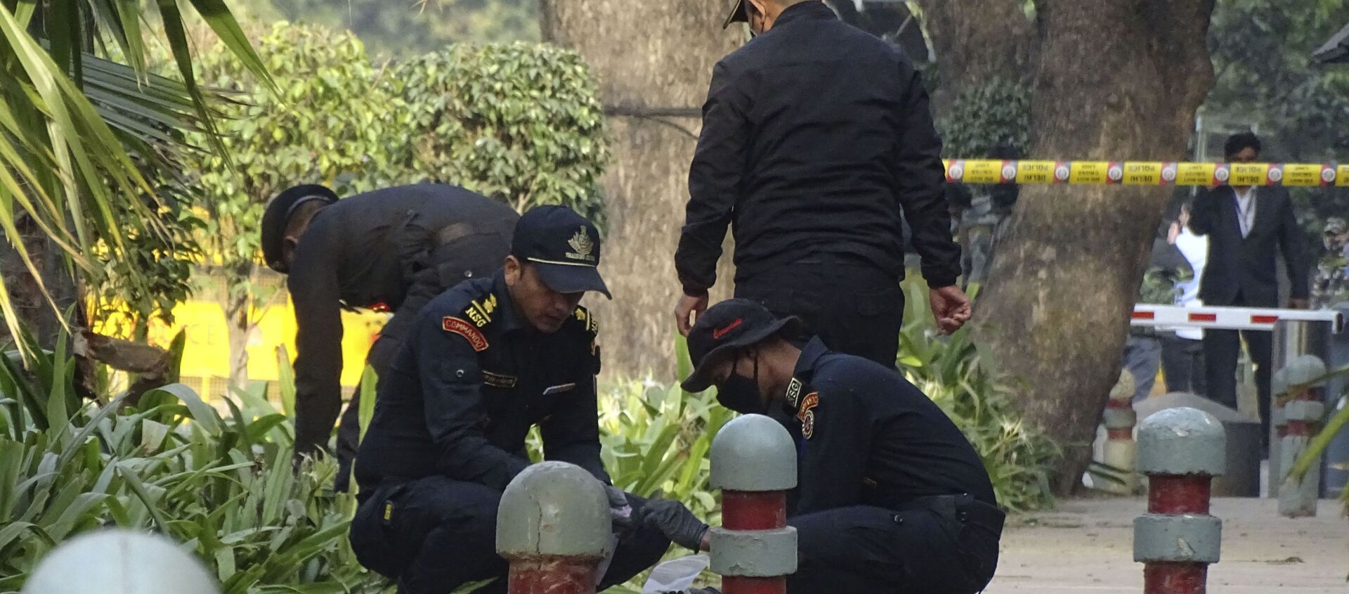National Security Guard soldiers inspect the site of a blast near the Israeli Embassy in New Delhi, India, Saturday, Jan. 30, 2021. - Sputnik International, 1920, 08.03.2021